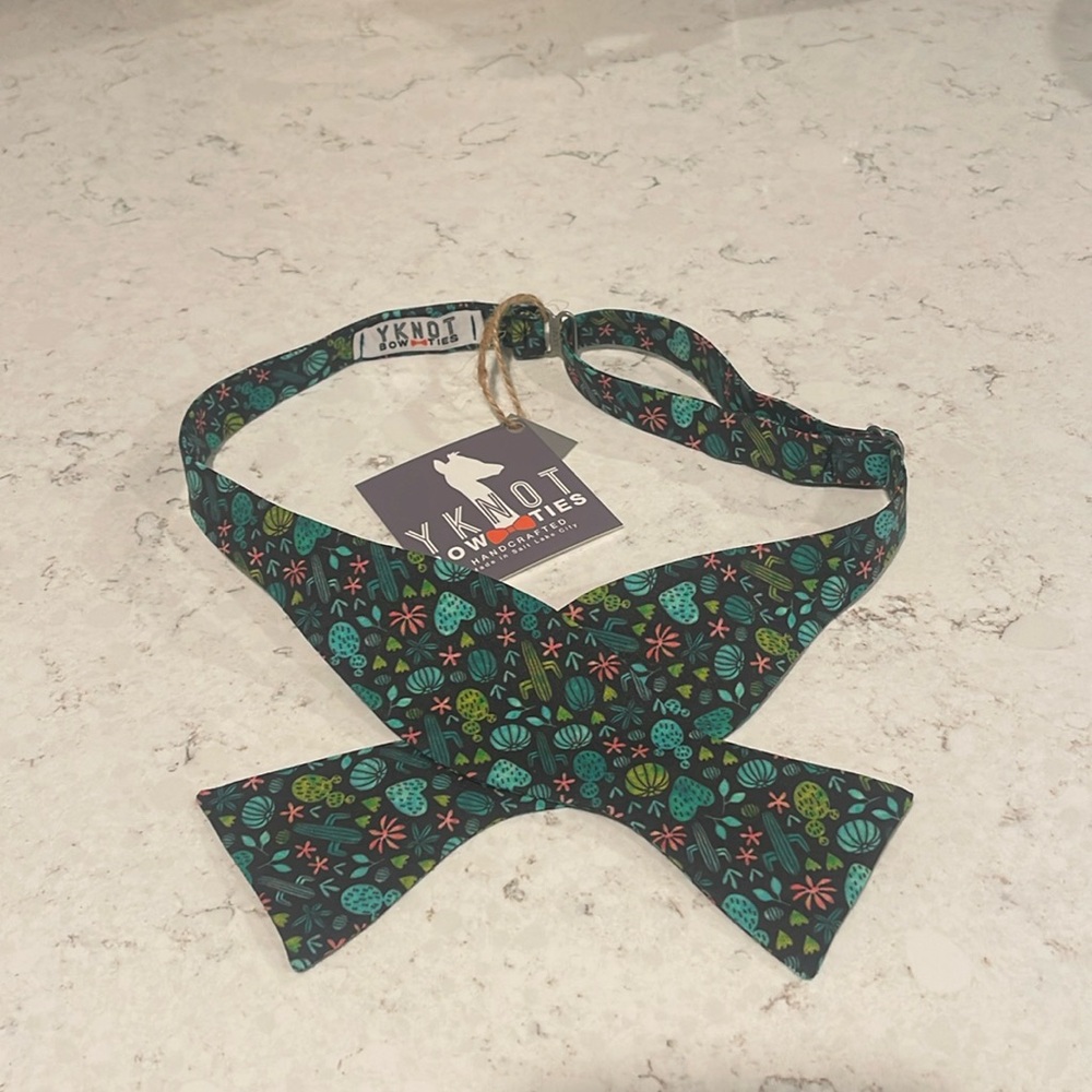 NWT Cactus-themed Bow tie